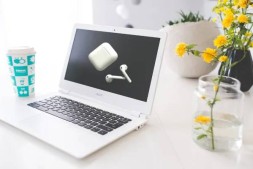如何将 AirPod 连接到 Chromebook